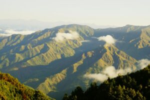 Scenic view of the majestic Himalayan mountain range in Dehradun, India, showcasing its natural beauty.