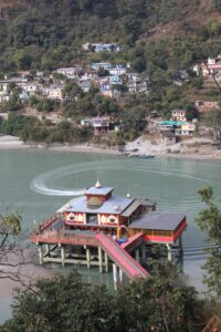 A picturesque view of Dhari Devi Temple by the Alaknanda River in Uttarakhand, India.